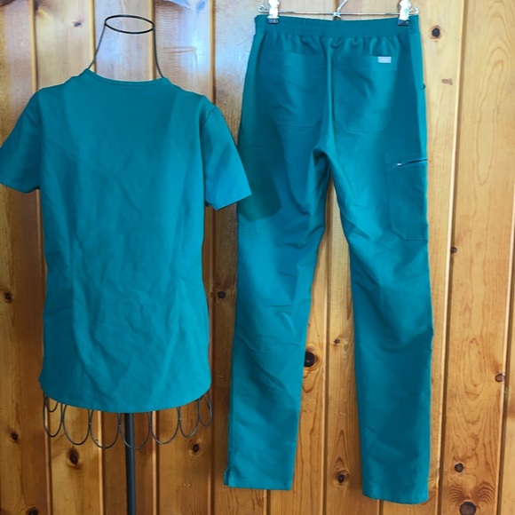 Hunter green fig Scrub Set Catarina top and Livingston pants limited edition - Picture 10 of 13